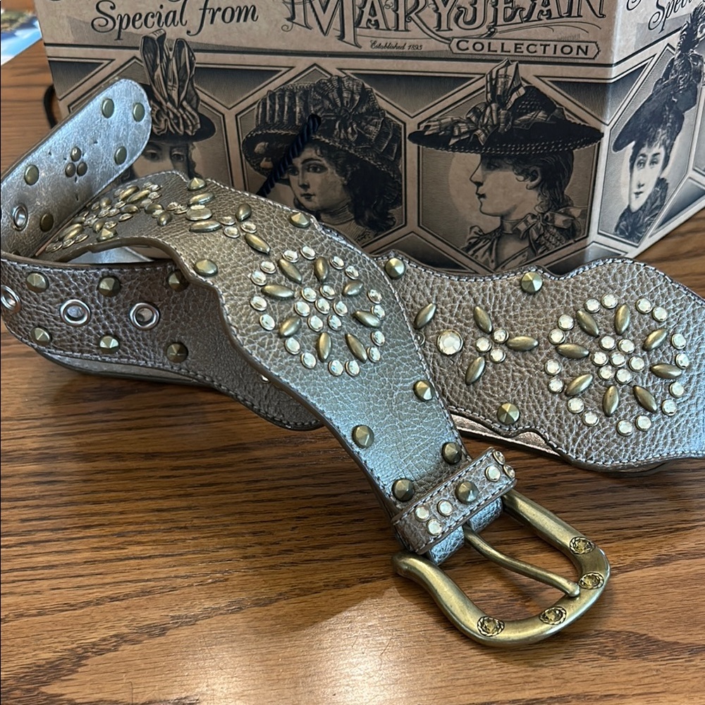 Kathy Van Zeeland sz medium brass buckle with studs and rhinestones scalloped